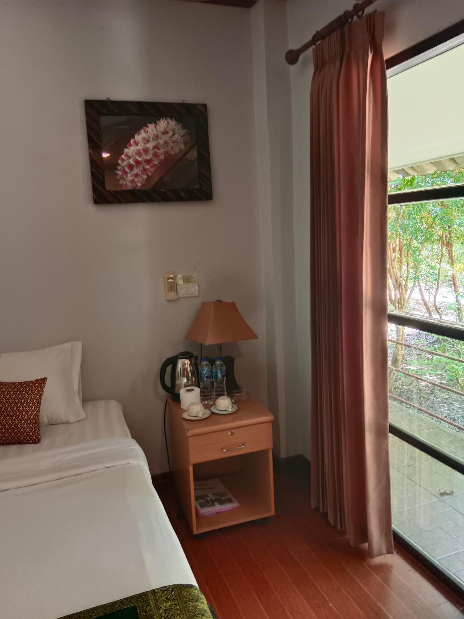 Khao Sok River & Jungle Bungalow Khao Sok National Park Стая снимка